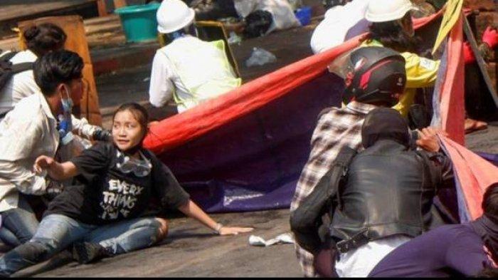 Angel (berkaos hitam Everything Will Be OK) di saat-saat terakhir hidupnya sebelum tertembak di kepala oleh polisi Myanmar, Rabu (3/3/2021).