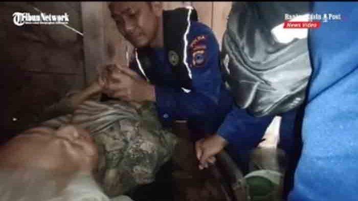 FOTO - Tangisan anggota Polair Polda Kalsel pecah demi membujuk nenek Barlian (90), korban banjir Kalsel agar mau dievakuasi dari rumahnya yang kebanjiran.