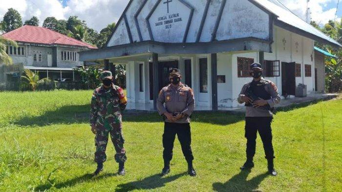 Anggota TNI-Polri terlihat berjaga-jaga saat ibadah berlangsung di sejumlah gereja Sejak Kamis Malam.