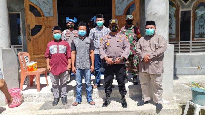 Anggota TNI-Polri terlihat berjaga-jaga saat ibadah berlangsung di sejumlah gereja Sejak Kamis Malam. Nampak pula beberapa pemuda Islam yang turut melakukan penjagaan. (tribunmanado.co.id/Ivent Mamentiwalo)