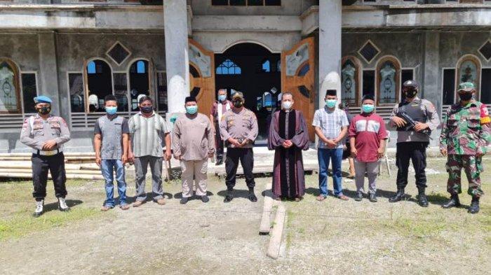 Anggota TNI-Polri terlihat berjaga-jaga saat ibadah berlangsung di sejumlah gereja Sejak Kamis Malam. Nampak pula beberapa pemuda Islam yang turut melakukan penjagaan.
