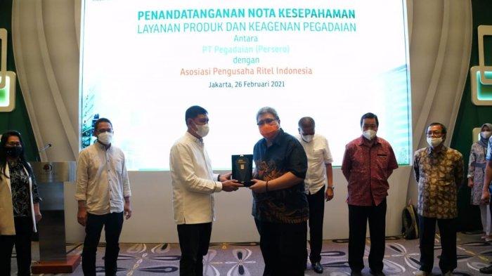 Istimewa Ketua Umum Aprindo, Roy N Mandey bersama Direktur Utama PT Pegadaian (Persero), Kuswiyoto menandatangani MoU Kerja Sama Terkait Pemanfaatan Produk dan Layanan di Jakarta, Jumat (26/02/2021).