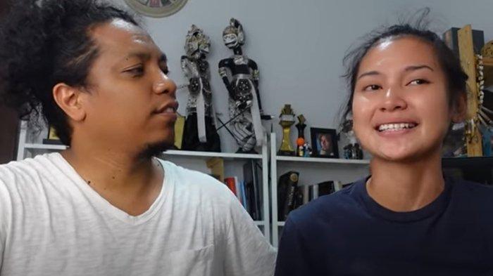 Arie Kriting menghibur Indah Permatasari yang menangis ingat momen pernikahan mereka