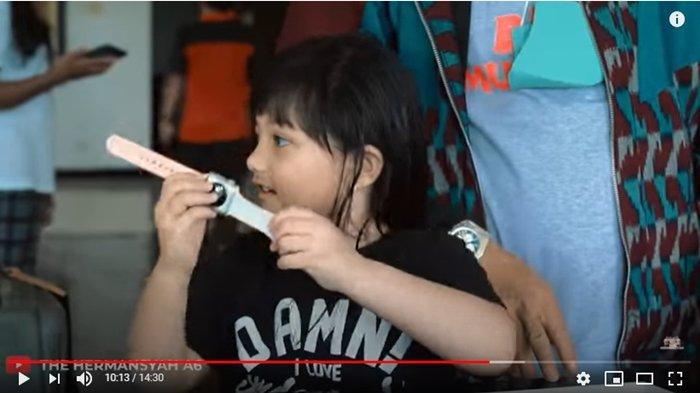 Arsy dapat hadiah iWatch dari Aurel Hermasnyah