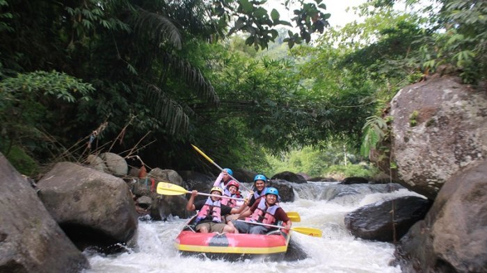 Wisata Manado - Keseruan menikmati arung jeram di Sungai Nimanga, Desa Timbukar, Kecamatan Sonder, Kabupaten Minahasa.
