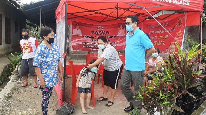 Asisten Bidang Pemerintahan dan Kesra Jusak Toar Pandeirot saat memantau langsung ke aktifan posko satgas lingkungan.
