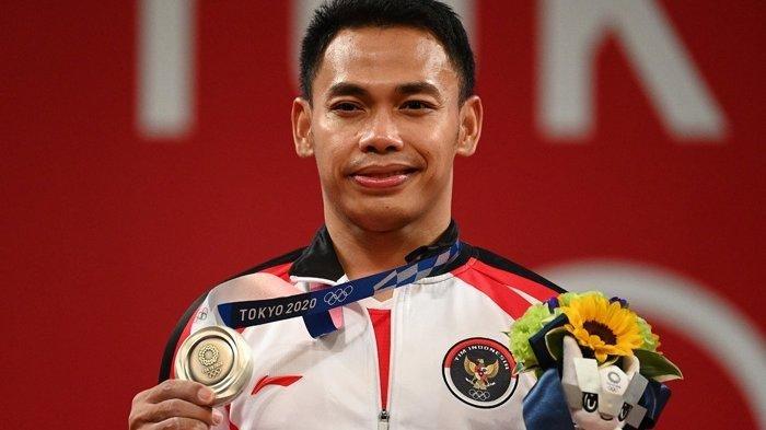 Atlet angkat besi Indonesia, Eko Yuli Irawan meraih medali perak di Olimpiade Tokyo, Minggu 25 Juli 2021.