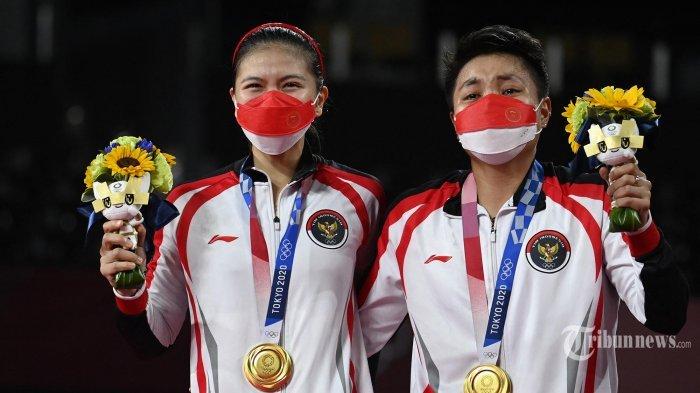 Atlet Indonesia Apriyani Rahayu (kanan) dan Greysia Polii Indonesia berpose dengan medali emas bulu tangkis ganda putri mereka pada upacara selama Olimpiade Tokyo 2020 di Musashino Forest Sports Plaza di Tokyo. Senin (2 Agustus 2021).