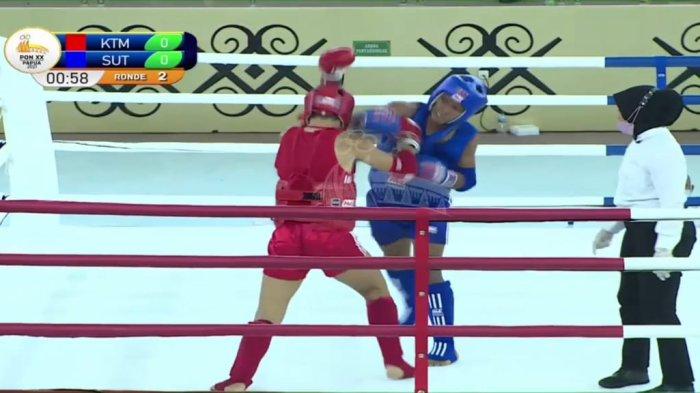 Atlet Muaythai Sulut, Joven Tawaluyan (biru) lolos ke semifinal setelah menang atas wakil Kaltim di kelas 75 kg nomor fighter dan lolos di GOR STT GIDI, Kabupaten Jayapura, Papua, Selasa (28/09/2021) malam.