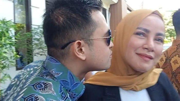 Aufar terlihat mencium pipi sang istri, Olla Ramlan sebelum menaiki mobil.