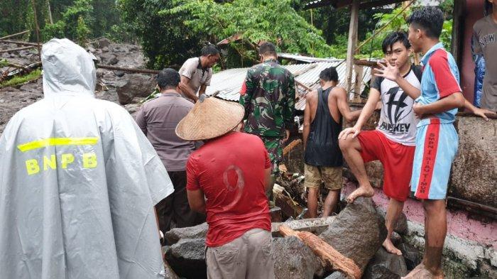 Tim gabungan bersama warga membersihkan lokasi banjir bandang Namitung.