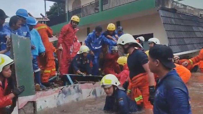 Banjir di Jakarta Selatan. Sebanyak tiga orang siswa tewas akibat tertimpa tembok sekolah mereka di Madrasah Tsanawiyah Negeri (MTsN) 19 di Pondok Labu, Jakarta Selatan.