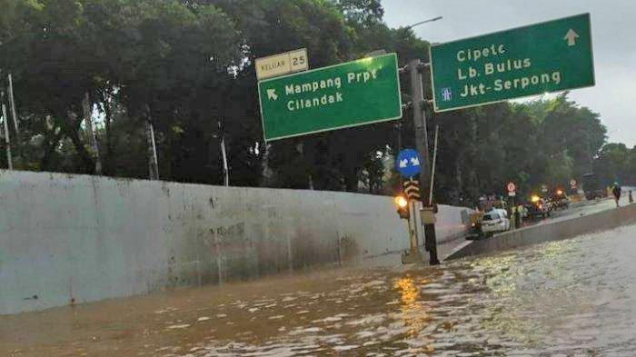 Banjir menggenangi Tol JORR ruas Jalan TB Simatupang, Jakarta Selatan, Sabtu (20/2/2021).