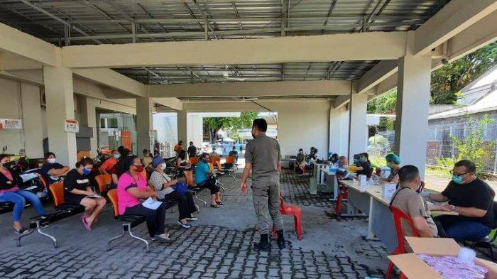 Bank BTPN kantor cabang Manado, Sulawesi Utara, menggelar program vaksinasi pada Jumat 10 September 2021.
