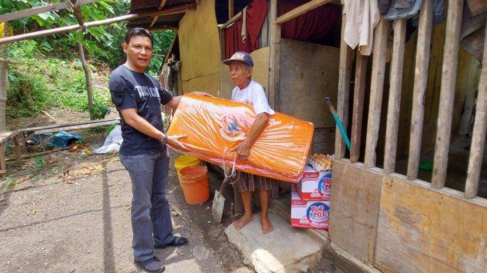 Warga yang terdampak musibah bencana banjir Jumat pekan lalu di Bitung dapat bantuan dari Gubernur Sulut Olly Dondokambey dan wakil gubernur Steven Kandouw melalui Kepala Biro pengadaan barang dan jasa Jemmy Ringkuangan.