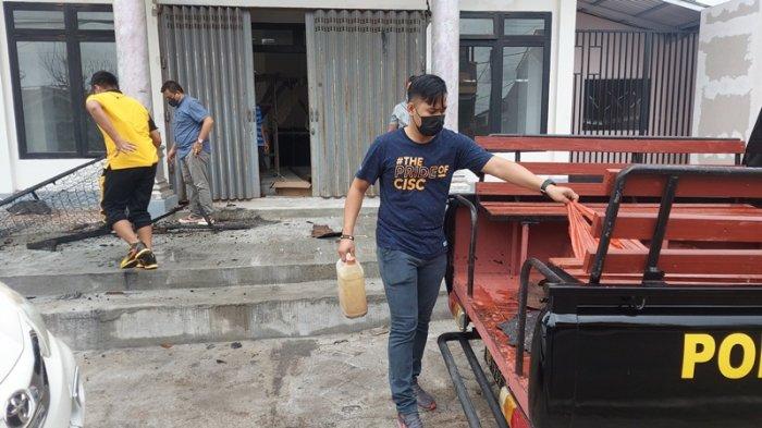 sejumlah barang bukti yang diamankan tim inafis dan unit 1 Jatanras Satreskrim Polres Bitung, dari tempat kejadian perkara kebakaran sebuah kamar di rumah mewah milik anggota DPRD Bitung.