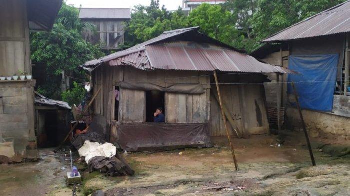 Rumah Opa Frits Mangimbulur di Desa Karor, Kecamatan Lembean Timur, Minahasa, yang sudah reyot.