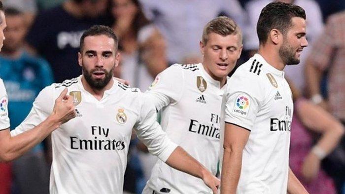 Bek sayap Real Madrid, Dani Carvajal (ke-2 dari kiri), merayakan gol yang ia cetak ke gawang Getafe bersama rekan-rekannya dalam laga pembuka La Liga Spanyol 2018-2019 di Stadion Santiago Bernabeu, Madrid, Spanyol, 19 Agustus 2018.