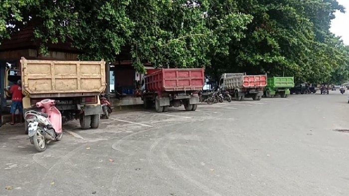 Belasan mobil truk yang melayani transportasi antar kepulauan Manado - Talaud nampak menumpuk di Pelabuhan Melonguane.