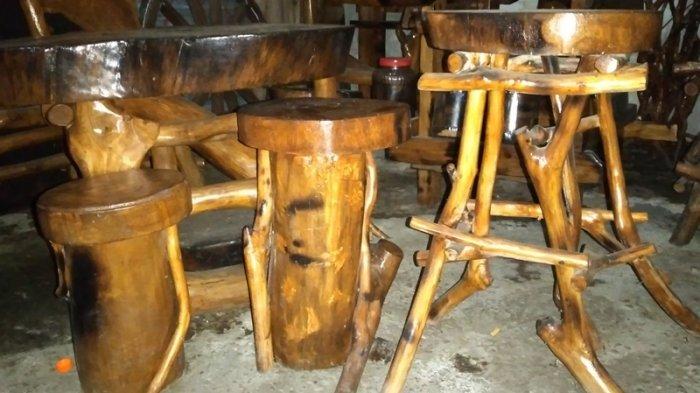 Berbagai produk kerajinan yang diolahnya dari bahan-bahan bekas dan juga sampah.