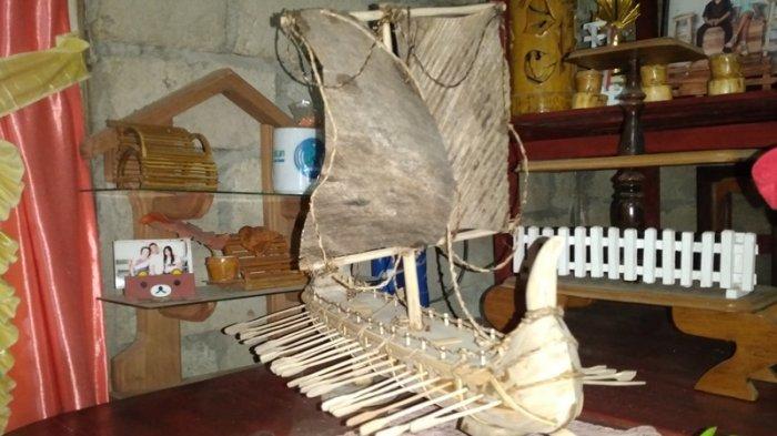 Berbagai produk kerajinan yang diolahnya dari bahan-bahan bekas dan juga sampah.