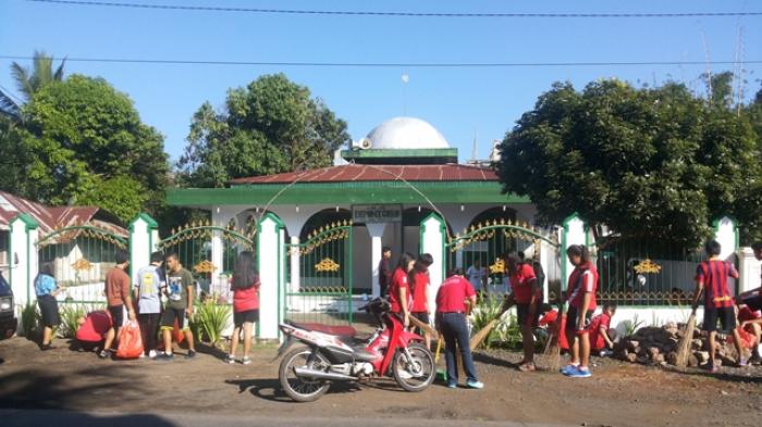 ratusan siswa smk negeri 3 tondano minahasa gerlar kerjabakti bersihkan masjid diponegoro di kampung jawa tondano