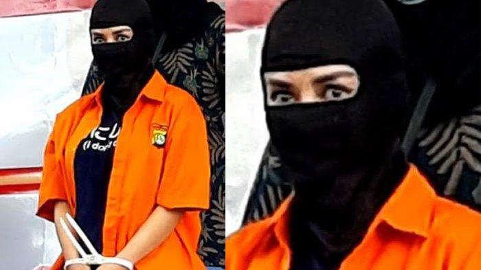 Bintang film dan model Cynthiara Alona ditangkap Polda Metro Jaya terkait kasus dugaan prostitusi online. Cynthiara Alona dihadirkan saat polisi menggelar jumpa pers 'Pengungkapan Kasus Eksploitasi Anak'. (Warta Kota/Arie Puji Waluyo)