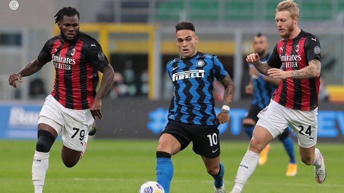 Bomber Inter Milan, Lautaro Martinez diapit dua pemain AC Milan.