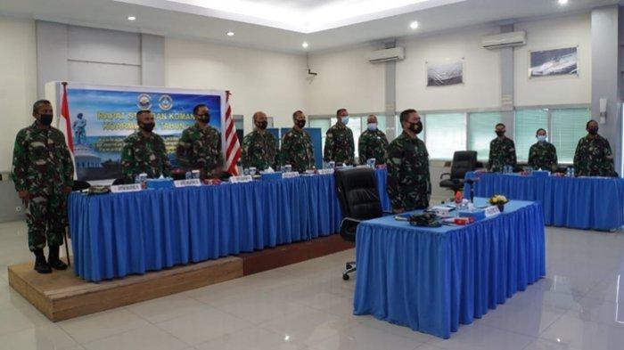 Komandan Pangkalan Utama TNI AL (Danlantamal) VIII Brigadir Jenderal TNI (Mar) I Wayan Ariwijaya mengikuti Rapat Staf dan Komando (Rasko) Koarmada II secara virtual di Mako Lantamal VIII, Rabu (24/2/2021).