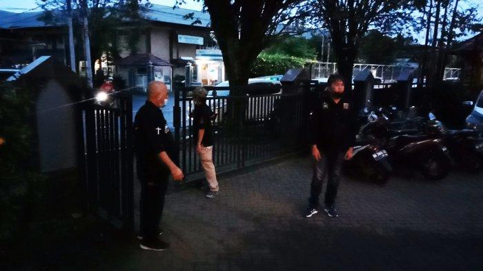 Aparat Brimob Polda Sulut dan ormas Legiun Christum (LC) berjaga misa Palma di Ketedral Manado, Minggu (28/3/2021) malam.