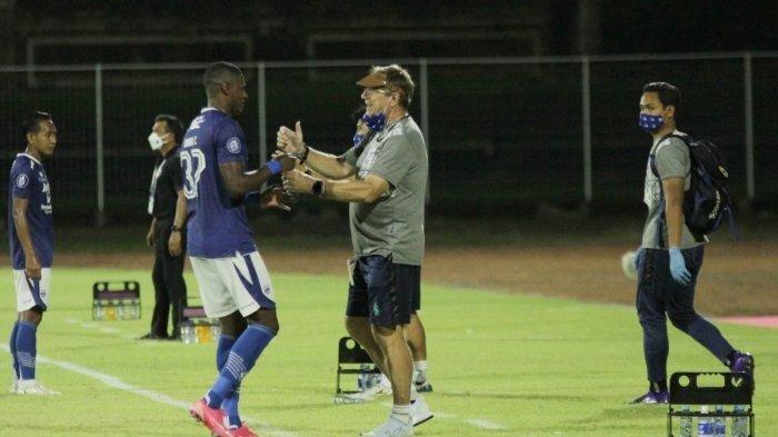 Bruno Cantanhede menghampiri pelatih Persib Bandung Robert Alberts setelah mencetak gol ke gawang Persita Tangerang dalam pertandingan pekan 18 BRI Liga 1 2021 melawan Persita Tangerang di Stadion I Ngurah Rai, Bali, Jumat (7/1/2022) malam WIB.