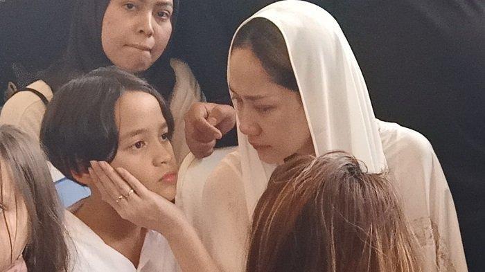 Bunga Citra Lestari (BCL) dan anaknya Noah Sinclair saat proses pemakaman sang suami, Ashraf Sinclair, Selasa (18/02/2020) sore.