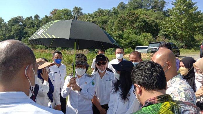 Bupati Bolmong Yasti Soepredjo Mokoagow mendampingi tim Kementerian Investasi/BKPM.