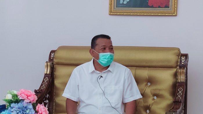 Bupati Bolmut Depri Pontoh saat menerima pemimpin redaksi Tribun Manado pada Jumat (19/02/2021)