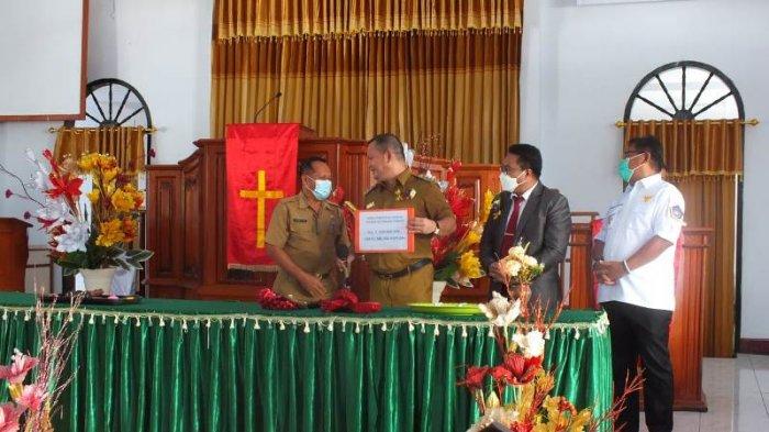 Bupati Elly Lasut saat menghadiri Sidang Sinode Istimewa Germita yang dilaksanakan di Germita Betlehem, Pulau Kabaruan, Selasa (25/05/2021)