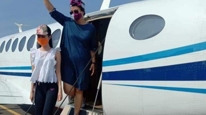Bupati Kabupaten Kepulauan Sitaro Evangelian Sasingen saat melihat langsung pendaratan pesawat King Air 350i