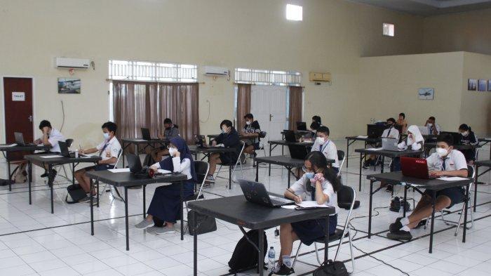 Calon siswa SMA Pradita Dirgantara mengikuti tes akademik di Lanud Sama Ratulangi Manado, Sabtu (27/02/2021).