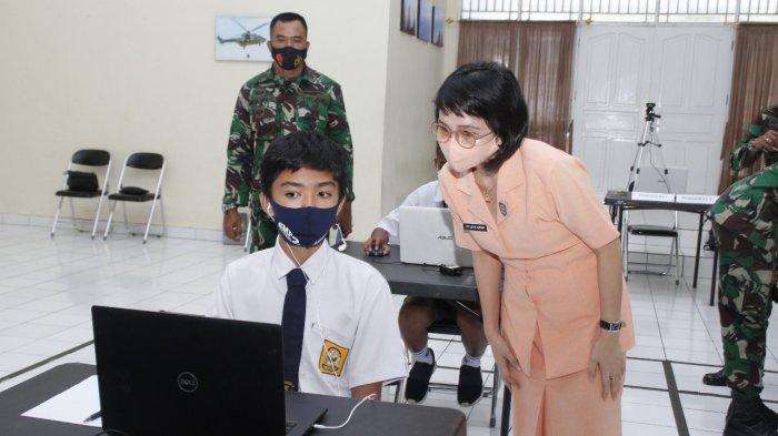 Calon siswa SMA Pradita Dirgantara mengikuti tes akademik di Lanud Sama Ratulangi Manado, Sabtu (27/02/2021).