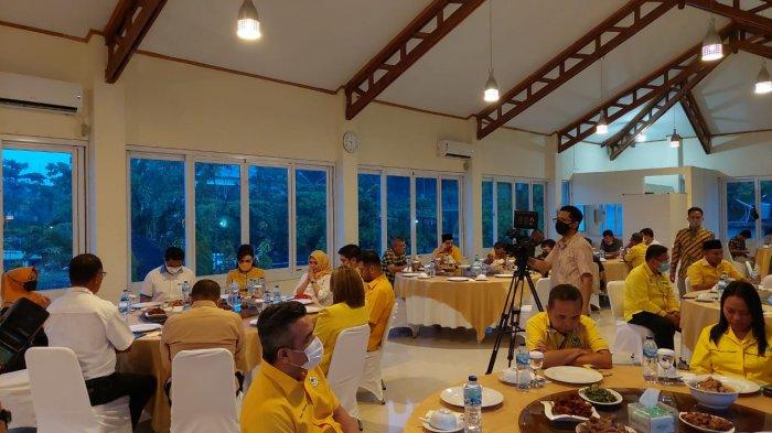 Christiany Eugenia Paruntu bersama pengurus Partai Golkar Sulut saat buka puasa bersama di Restoran City Extra, Kalasey, Kabupaten Minahasa, Sulawesi Utara, Sabtu (1/5/2021).
