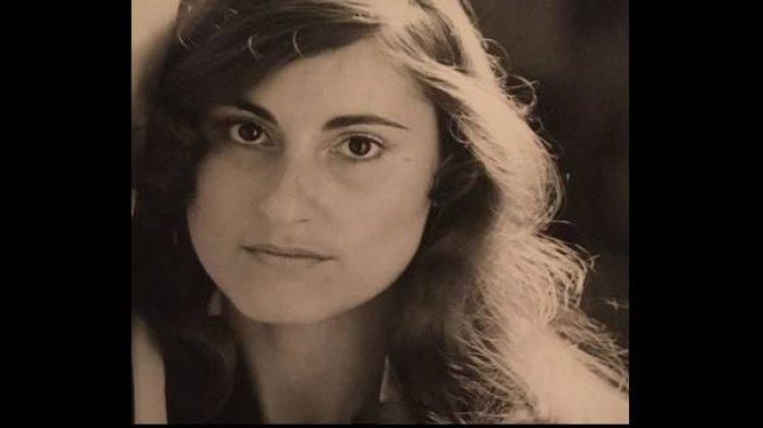 DeeDee Zweibel saat berpacaran dengan Bob McLaren 40 tahun lalu. Saat Istri Bob McLaren yang bernama Jo sedang sekarat, Jo membuat permintaan yang mengejutkan bila dirinya dipanggil Tuhan - agar Bob mencari cinta lamanya, DeeDee, yang tidak dia jumpa selama empat dekade