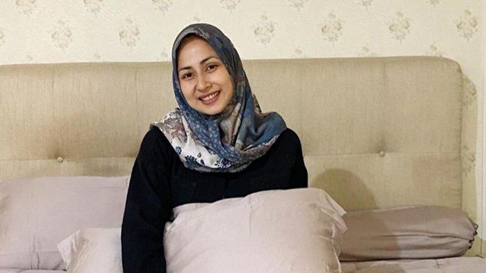Deswita Maharani berhijab