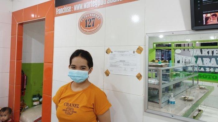 Dewi Parowati, pemilik Warteg Putra Bahari di Rawasari, Jakarta Timur, Rabu (28/7/2021).