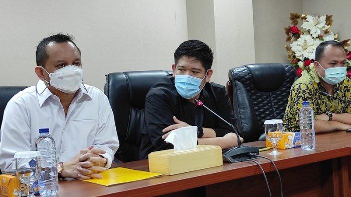 Sekretaris Partai Golkar Sulut, Raski Mokodompit (kanan) dan Wakil Ketua Partai Golkar Sulut, Feryando Lamaluta memberikan keterangan pers di kantor DPRD Sulut, Rabu (27/01/2021).