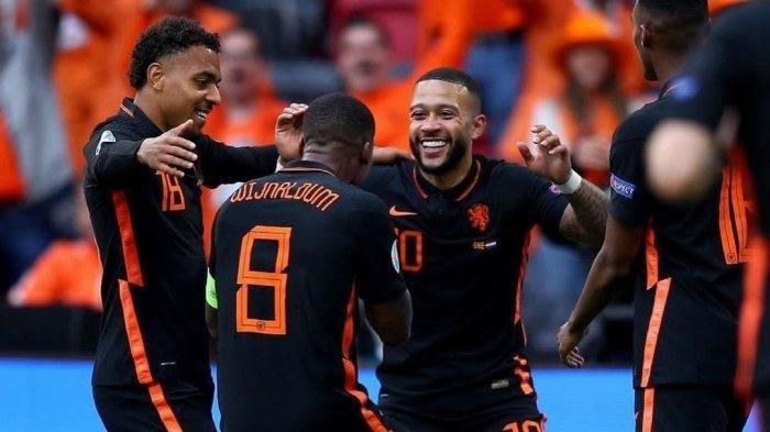 Donny Ellmalen dan Memphis Depay merayakan gol yang dicetak oleh Georginio Wijnaldum ke gawang Makedonia Utara di Euro 2021 Selasa (22/6) dini hari WIB.