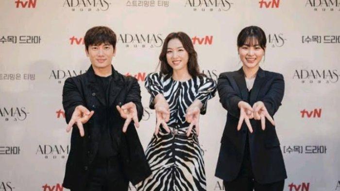 Para Bintang Drama Korea Adamas, saat Sesi Foto Usai Jumpa Pers Global.