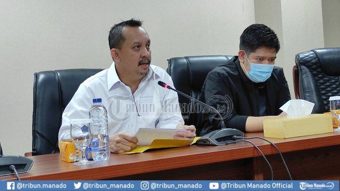 Ketua Fraksi Golkar DPRD Sulut, Raski Mokodompit (kanan)dan Wakil Ketua I DPD Partai Golkar Sulut, Feryando Lamaluta memberikan keterangan pers di ruang serbaguna DPRD Sulut, Rabu (27/01/2021).