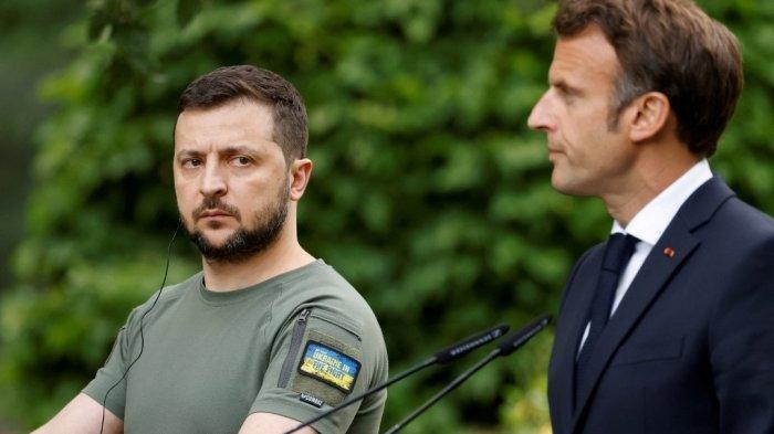 Presiden Ukraina Volodymyr Zelensky (kiri) dan Presiden Prancis Emmanuel Macron memberikan konferensi pers di Istana Mariinsky di Kyiv, pada 16 Juni 2022.
