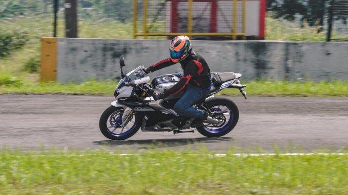 Yamaha Riding Academy (YRA) yang mengadakan event bLU cRU school & circuit riding experience di Sentul International Circuit, Bogor, Rabu 25 Mei 2022.
