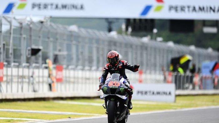 Pebalap Monster Energy Yamaha Fabio Quartararo melaju di pitlane saat sesi latihan bebas 4 (FP4) MotoGP seri Pertamina Grand Prix of Indonesia 2022 di Pertamina Mandalika International Street Circuit, Lombok Tengah, NTB, Sabtu (19/3/2022).