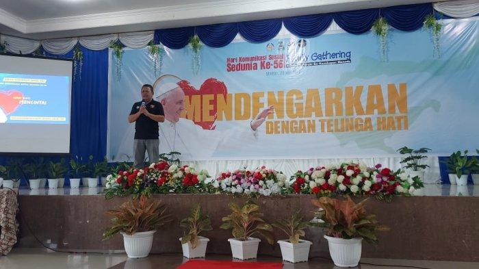 Pastor Paroki Kristus Raja Kotamobagu Rio Sumajow Pr menyambut para peserta family gathering tim Komsos se-Keuskupan Manado, Minggu (29/5/2022).